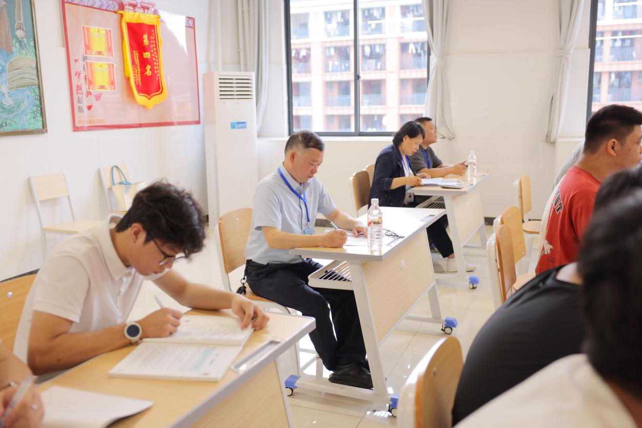 林原带队在东盟校区随堂听课