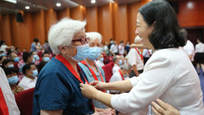 我校举行庆祝建党100周年暨表彰大会 为老党员颁发“光荣在党50年”纪念徽章