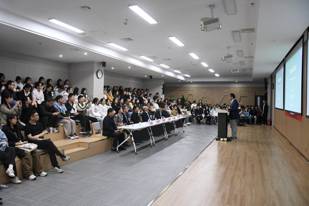 报告会现场