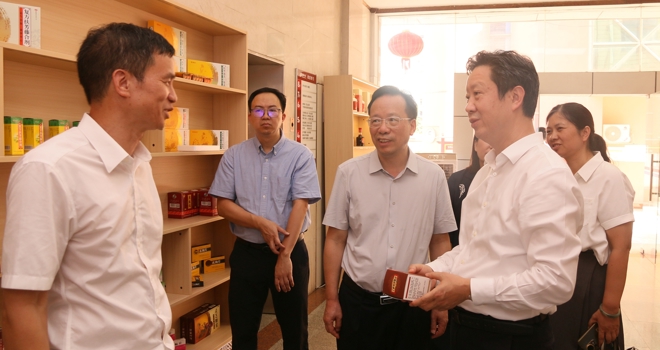 自治区工业和信息化厅党组书记、厅长袁煌一行到百年乐制药有限公司调研指导