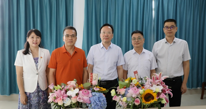 bat365在线官网平台教师节走访慰问活动